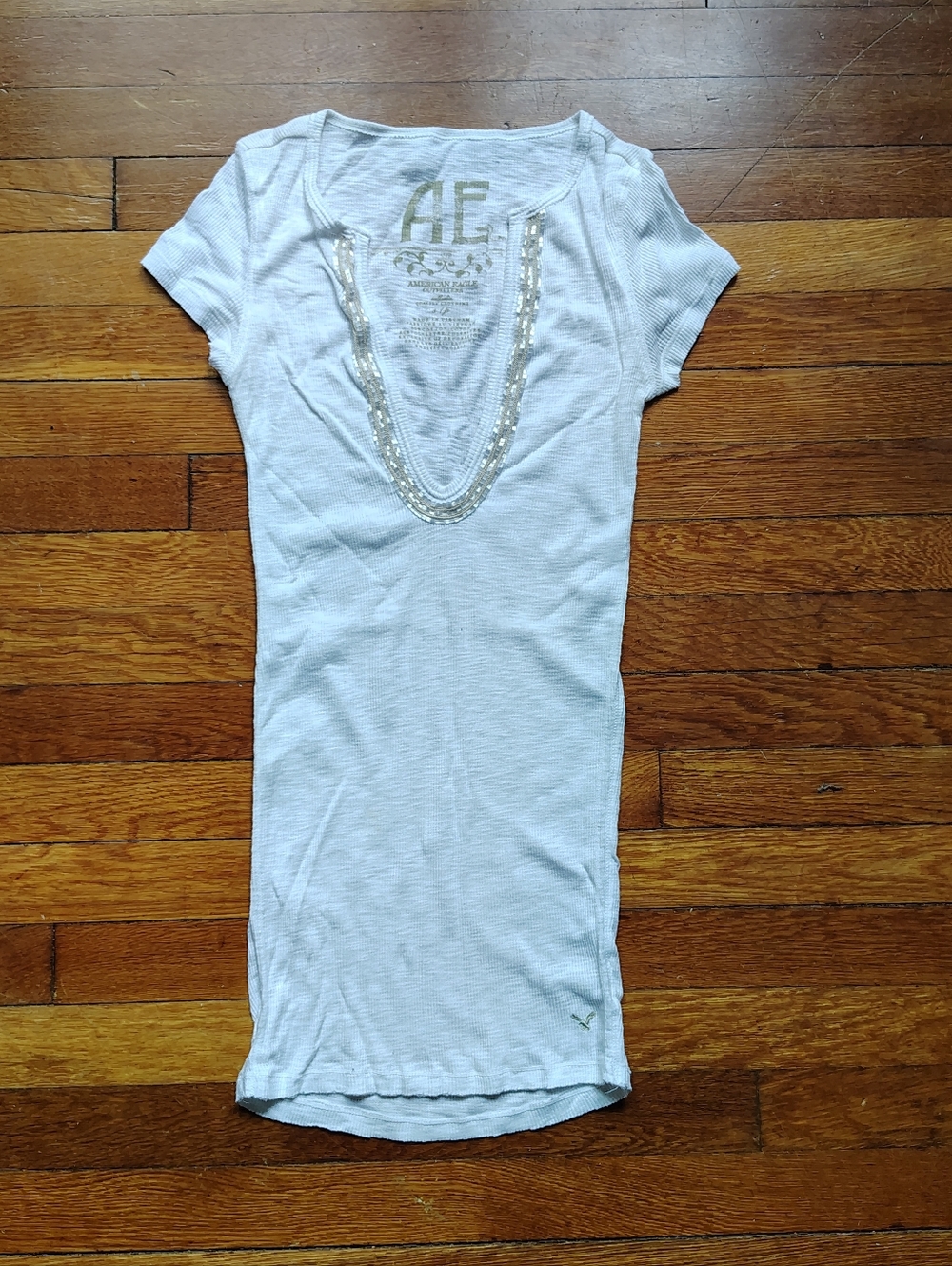 American Eagle Women’s White T-shirt Size Small Y2K Beaded Long U-Neck Tee